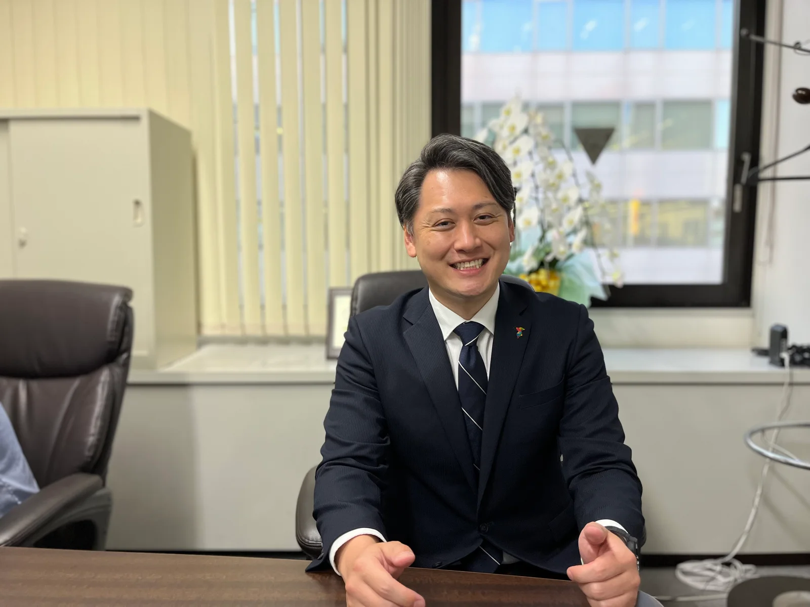 笑顔で正面を向く福岡社長