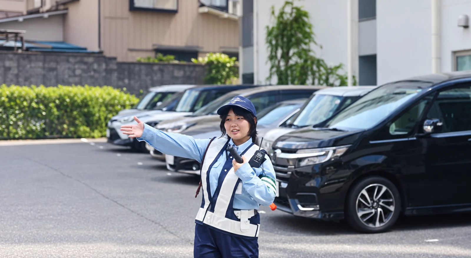 現場で誘導する女性警備士
